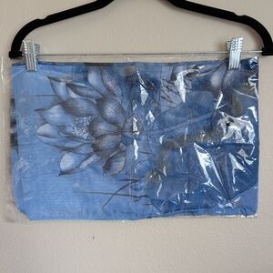 NIP Gorgeous Blue and White Floral Scarf